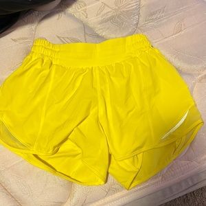 RARE YELLOW LULULEMON HOTTY HOT 2.5 INCH SIZE 4